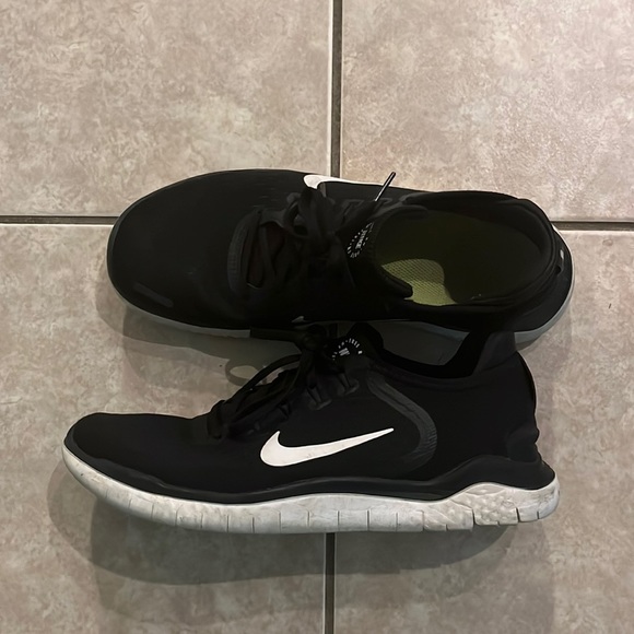 Women’s Nike Free Running Shoes - Picture 1 of 7